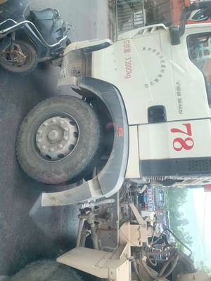 老水口電動車與攪拌車道路糾紛引發(fā)交通堵塞